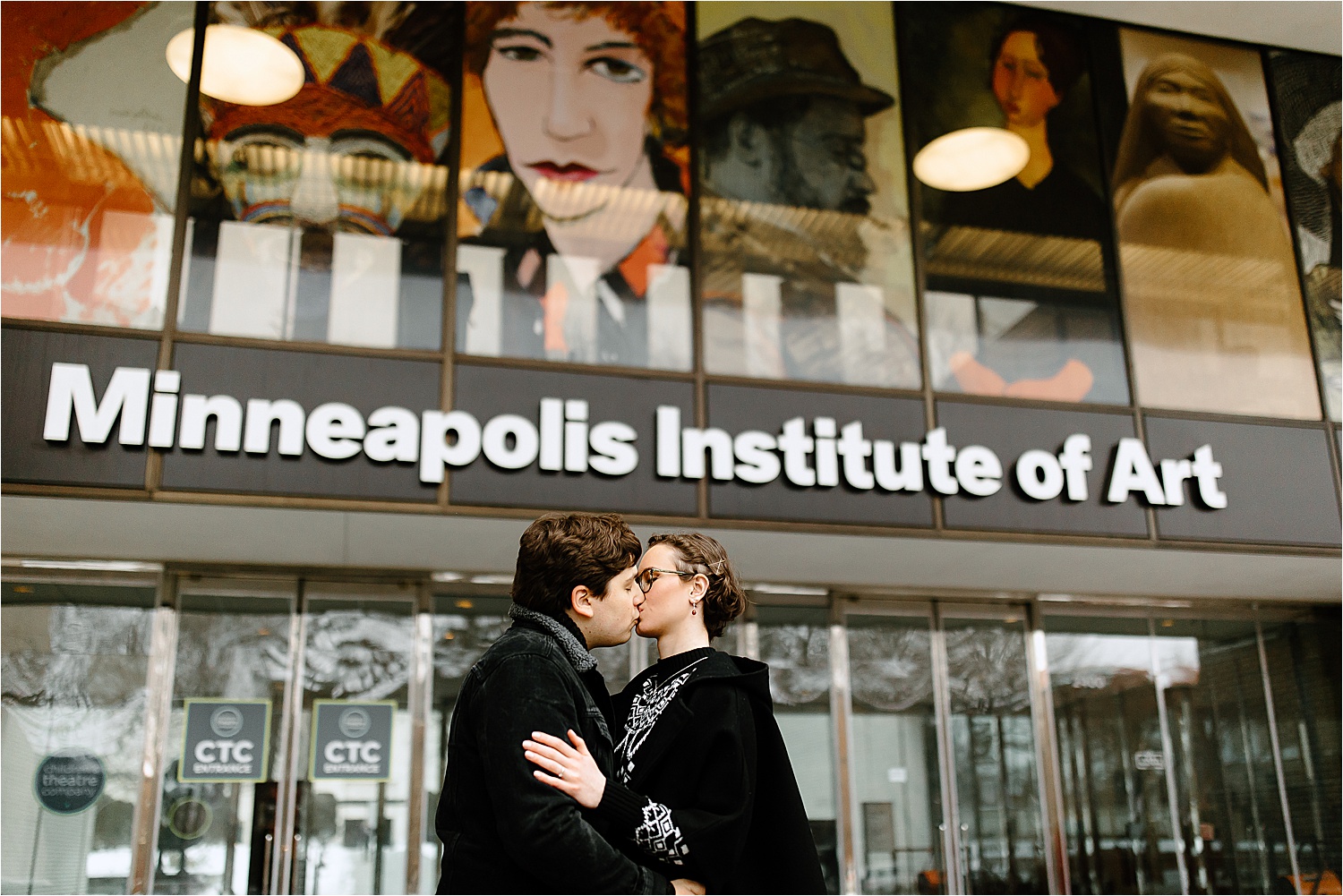Couple kissing in front of Minneapolis Institute of Art